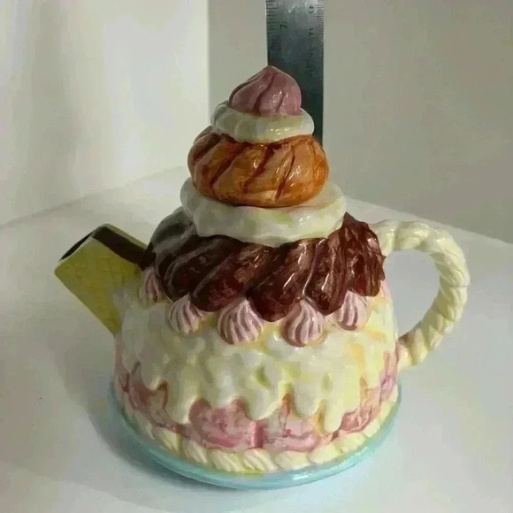 Ice Cream Sundae collectable Teapot from Heritage Mint, USA - Picture 9 of 9